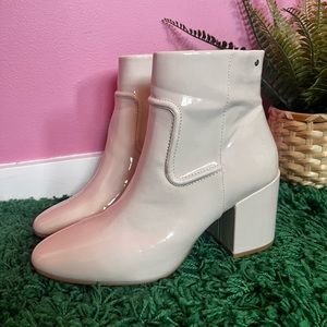 Matt and Nat Like new heeled bootie